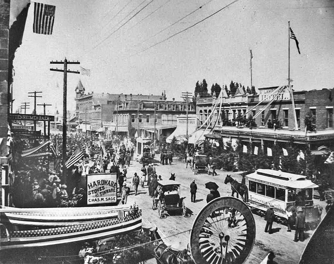 Note circus wagon in center of photo.