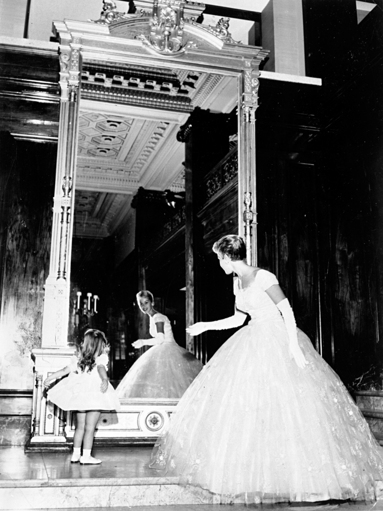 Jan Markstaller and Susan Shelly in Benson Hotel lobby, Sept. 1959.
