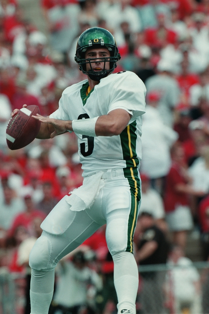 Joey Harrington playing in 2000 for the University of Oregon Football team.