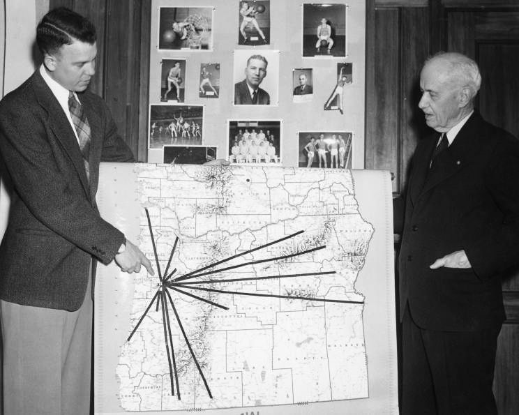 Mayor George Peavy (r) with John Fenner, 1947.
