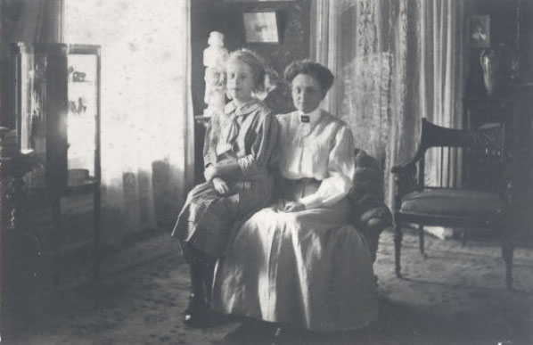 Sallie and Fannie Chamberlain, c.1910