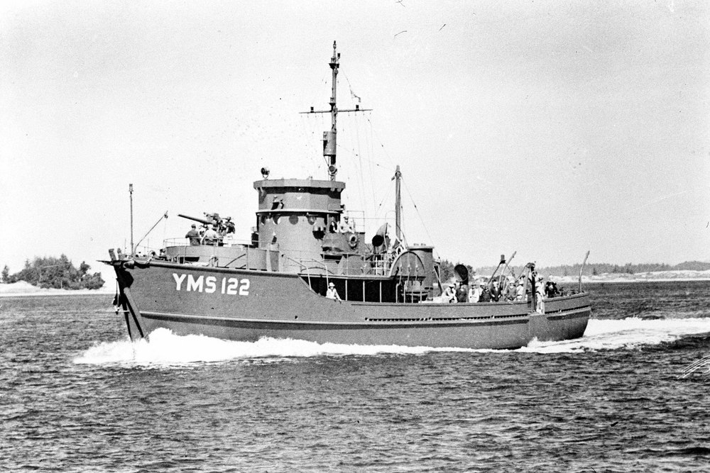 U.S. Navy minesweeper YMS 122.