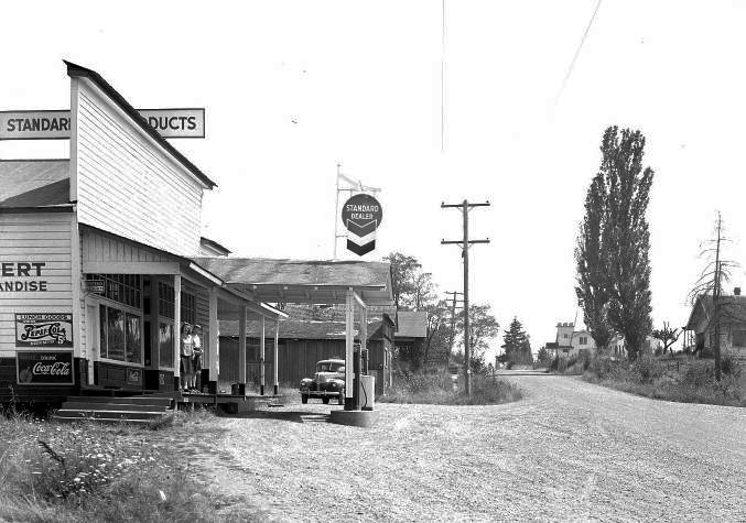Gas station and general store in Airlie, Aug. 1941.