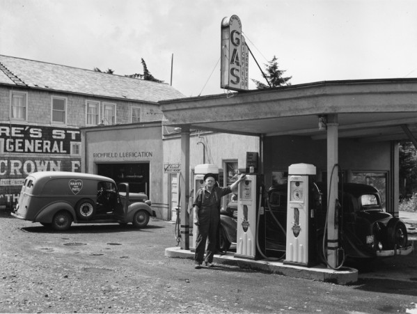 C.E. Munkers Richfield gas station, Cutler City, June 1943.