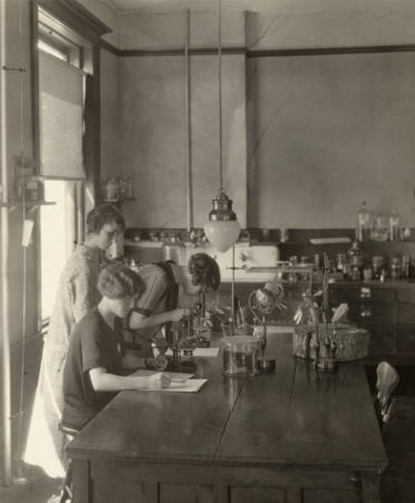 Dr. Helen Gilkey with students in botany lab.