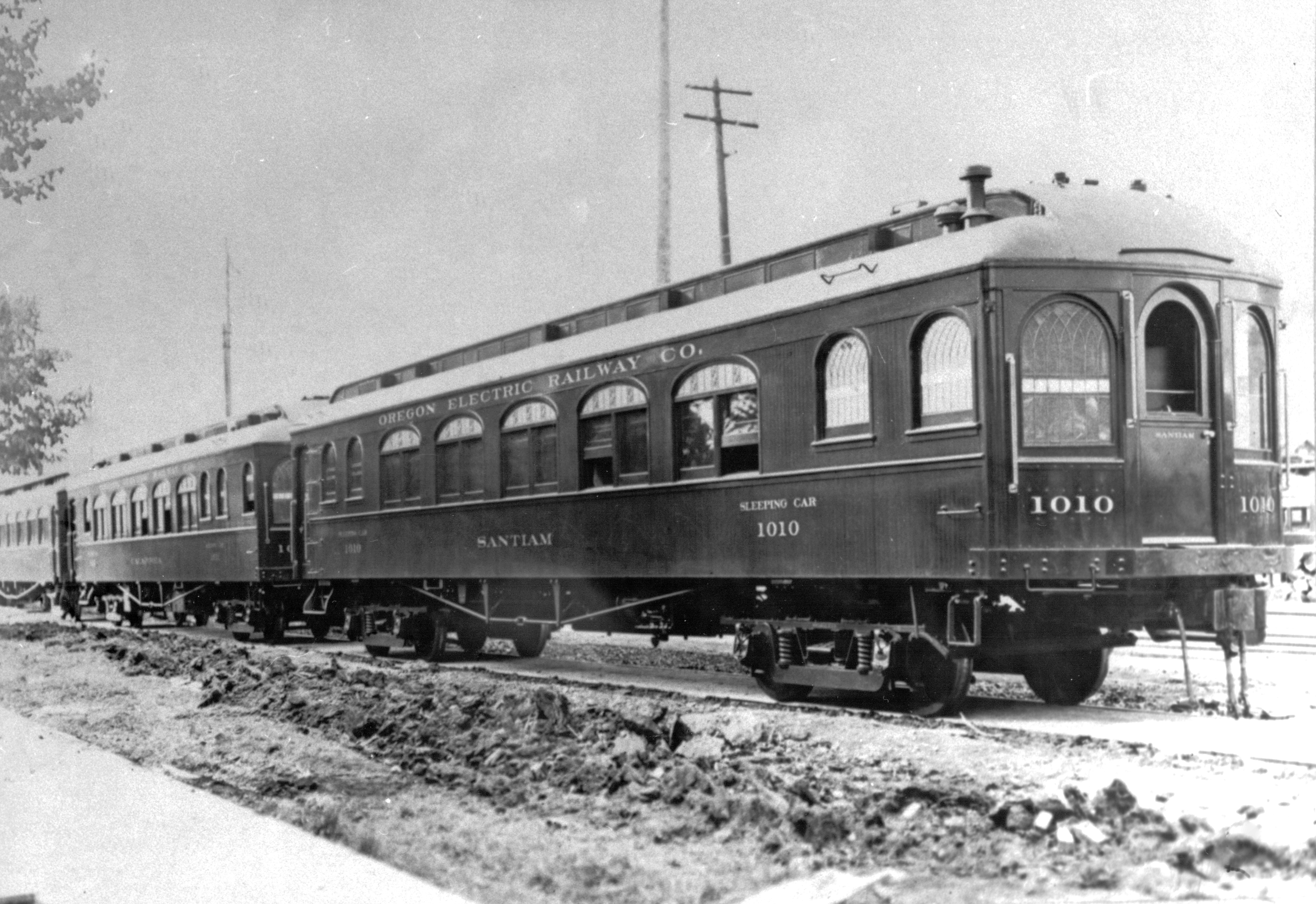 Oregon Electric sleeper cars "Santiam" and "Calapooia" in Eugene, 1913.