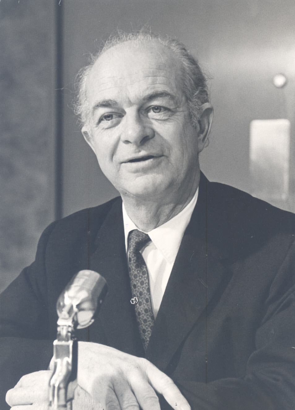 Linus Pauling presenting at Portland City Club, 1962