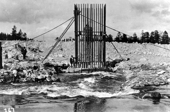 Early construction in the Rogue River Basin, June 1910.