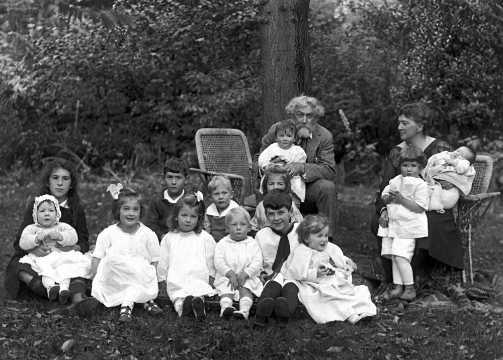 CES Wood & Nanny Moale Wood with grandchildren.